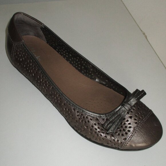 Clarks bendables Womens Laser-cut Bronze Leather Flat Loafer - Size 9M - Picture 2 of 9